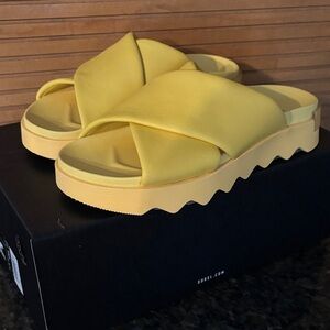 NIB Vibe Crisscross Sorel Yellow Cross Strap Sandals